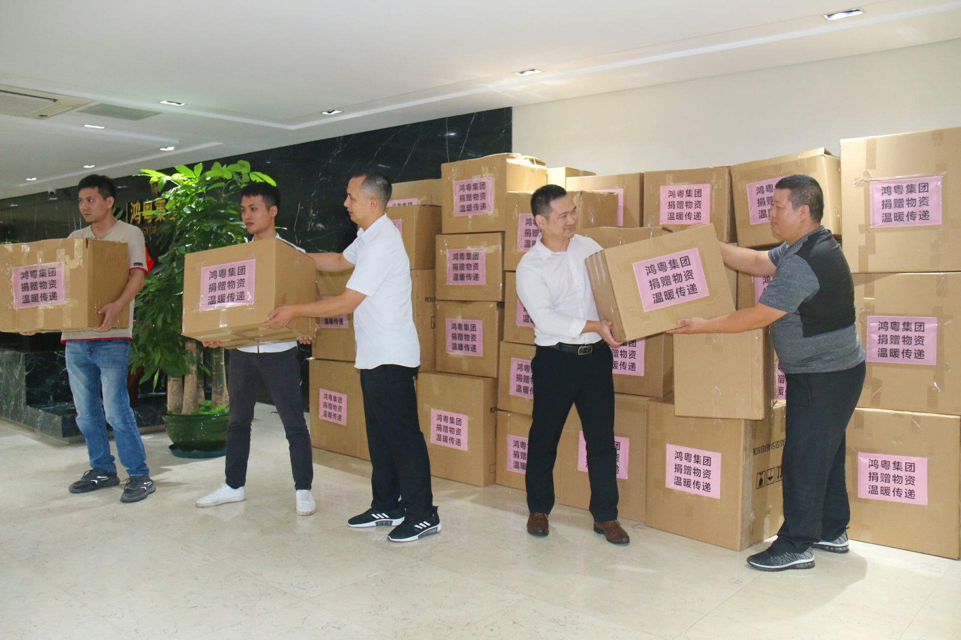 皇冠crown(中国)官方网站·crown公益回顾丨家国同欢月同圆 温暖满载甘孜州(图2) 皇冠crown(中国)官方网站·crown公益回顾丨家国同欢月同圆 温暖满载甘孜州(图2)